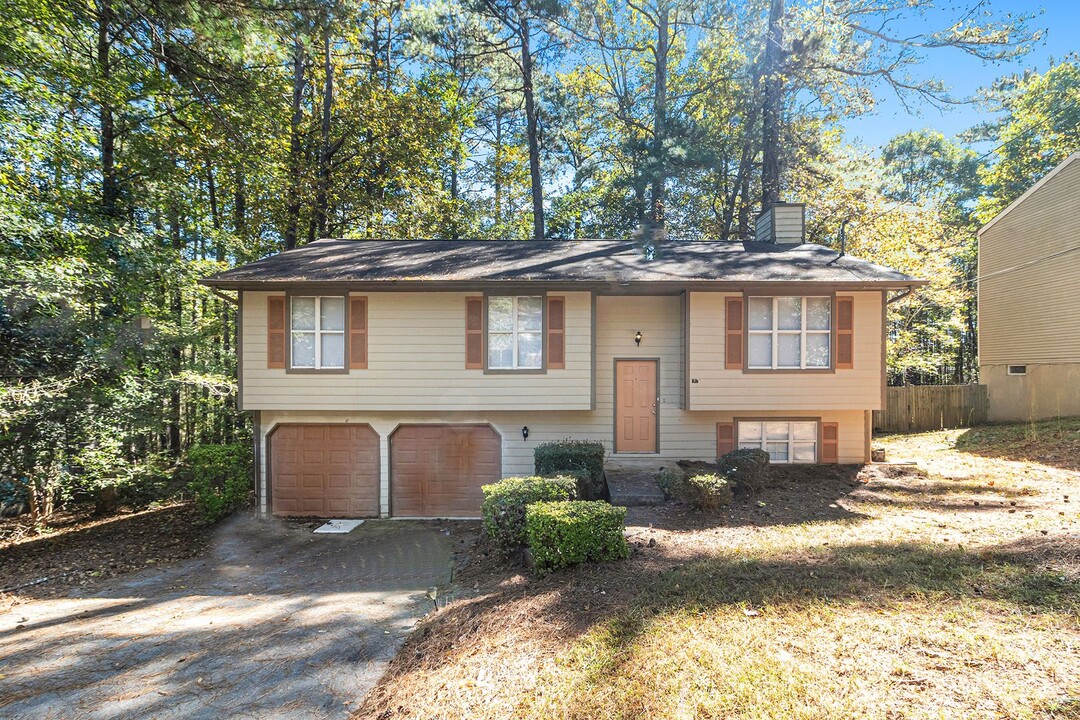 2074 Singer Way in Lithonia, GA - Building Photo