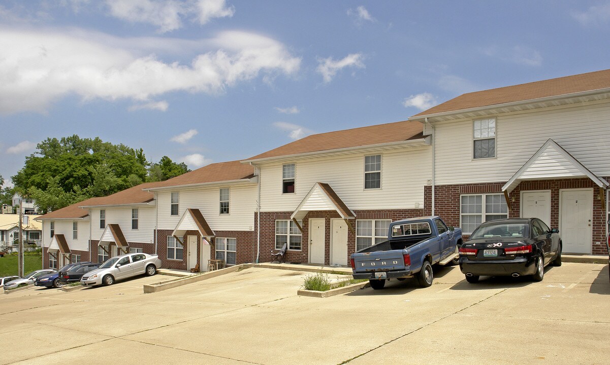1819 Crader Dr in Jefferson City, MO - Foto de edificio