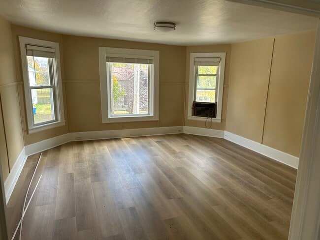 122 Sibben St, Unit Apartment A in Manistee, MI - Building Photo - Building Photo