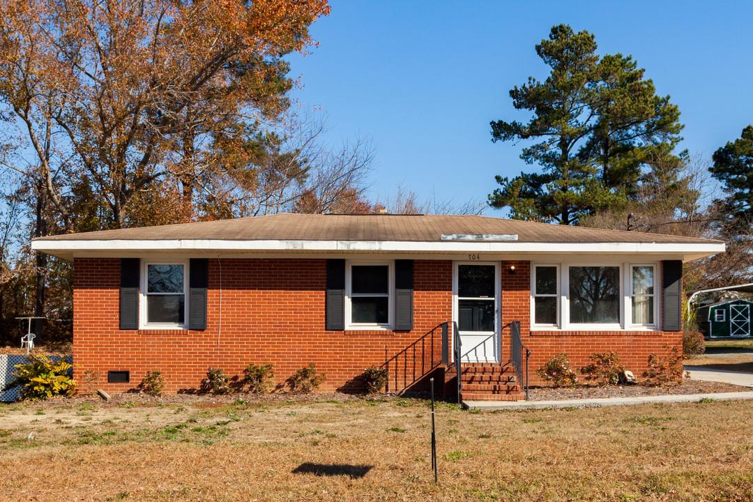 704 Joyner St in Clayton, NC - Building Photo