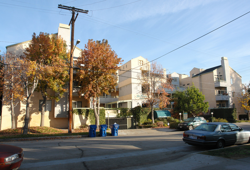 Summit Apartments in North Hollywood, CA - Building Photo
