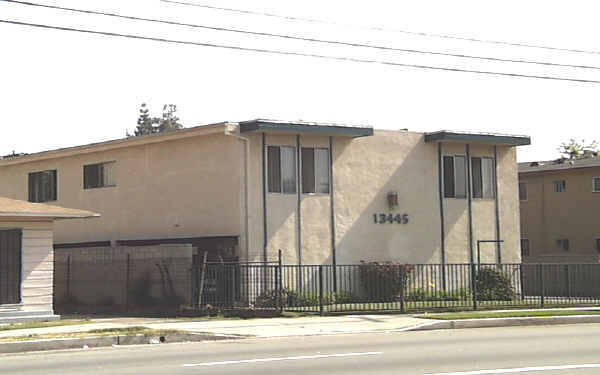 Suites on Vanowen in Van Nuys, CA - Foto de edificio - Building Photo