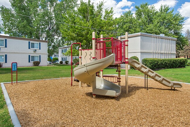 Esperanza Village Apartments in Colorado Springs, CO - Foto de edificio - Building Photo