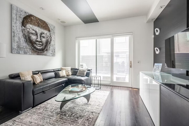 852 Dundas St W