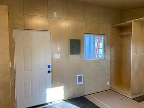 10825 NE Sandy Blvd in Portland, OR - Foto de edificio - Building Photo