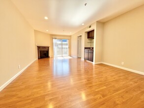 8724 Burton Way-Unit -106 in Los Angeles, CA - Building Photo - Building Photo