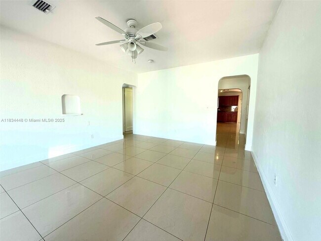 35 E 15th St in Hialeah, FL - Building Photo - Building Photo