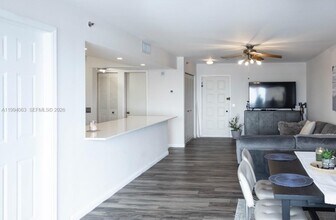 105 Lake Emerald Dr in Oakland Park, FL - Building Photo - Building Photo