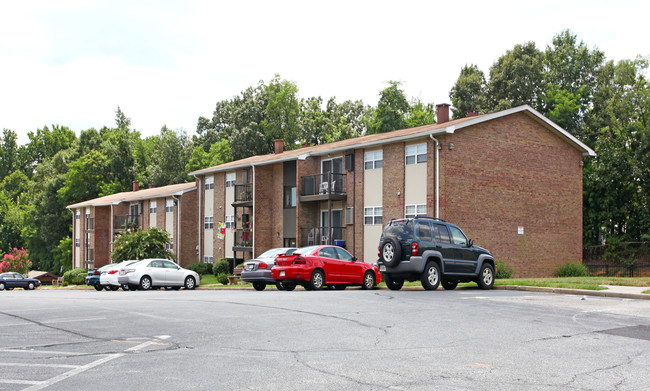 Woodcrest Apartments in Glen Burnie, MD - Foto de edificio - Building Photo