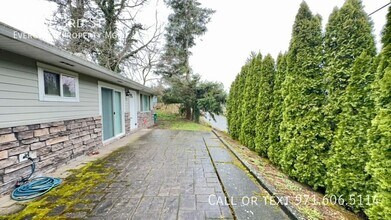 210 SE 3rd St in Troutdale, OR - Building Photo - Building Photo