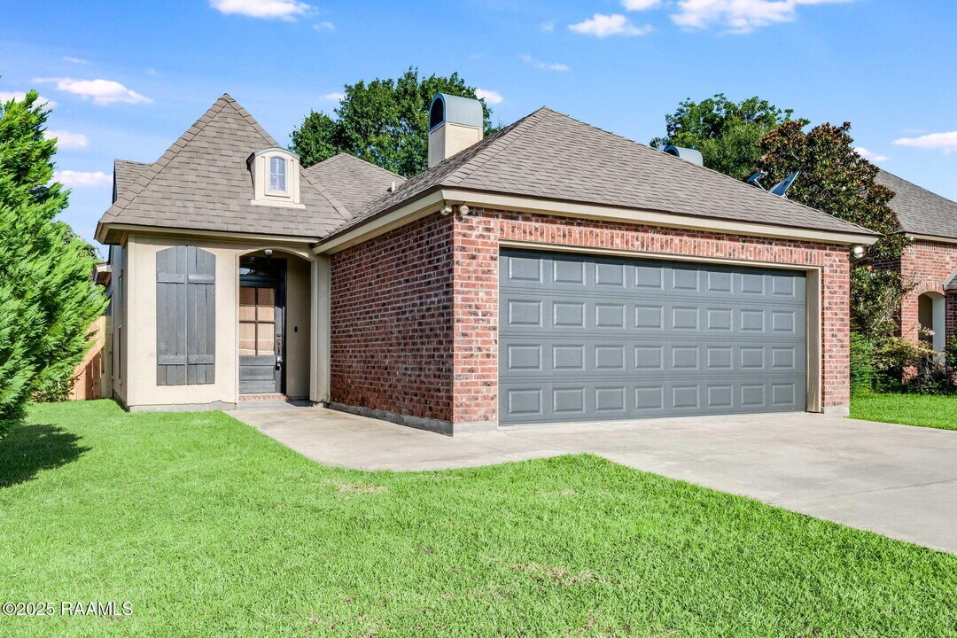 200 King Arthurs Way in Youngsville, LA - Building Photo
