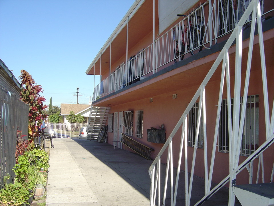 520 W 77th St in Los Angeles, CA - Foto de edificio