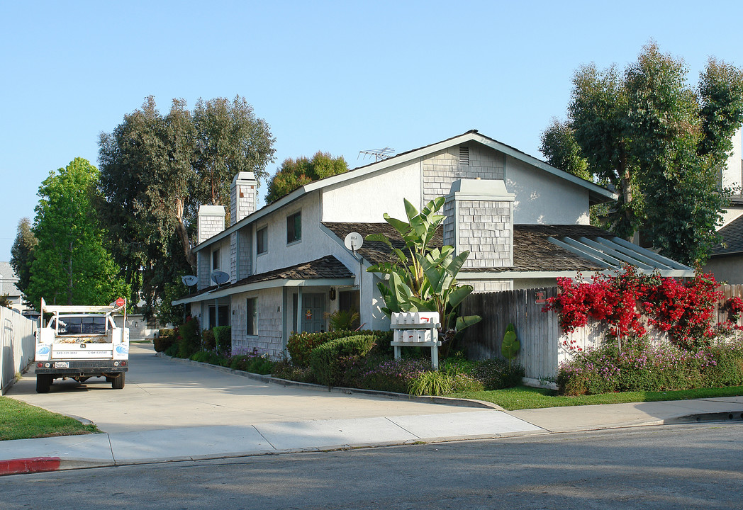 2677 Orange Ave in Costa Mesa, CA - Foto de edificio