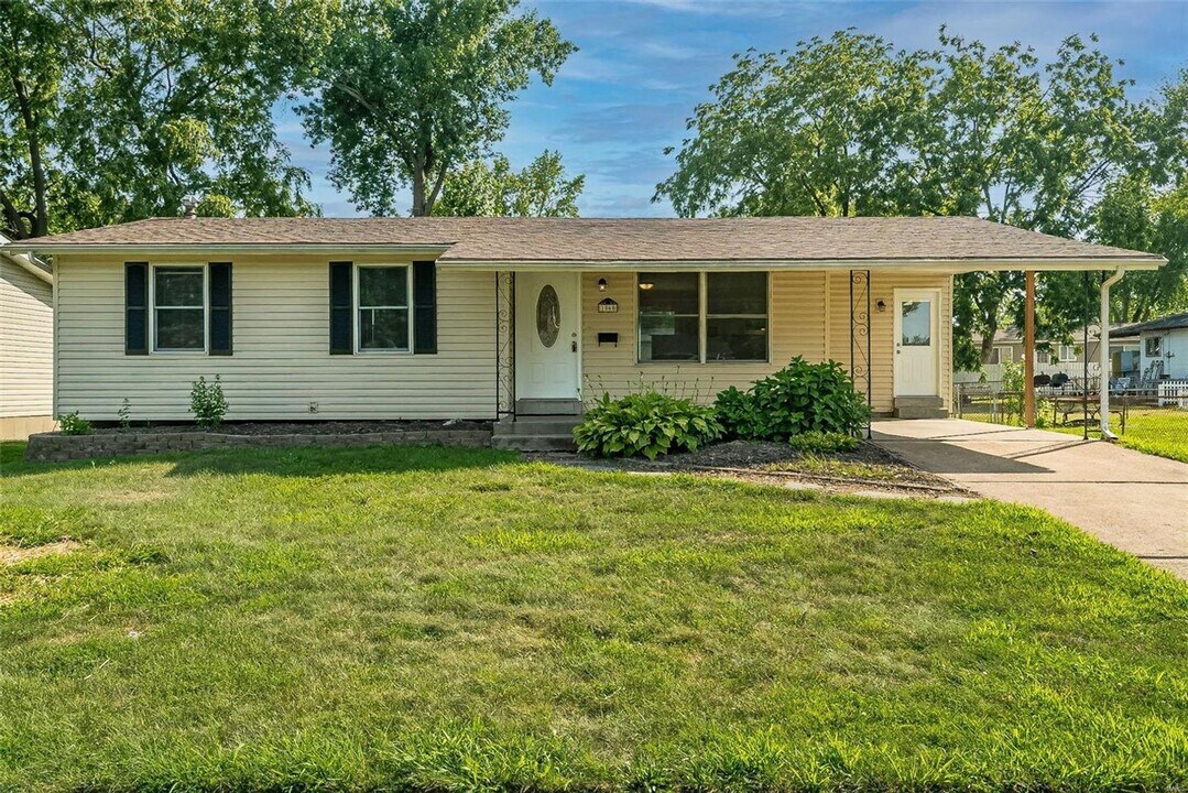 1060 Kingsbrook Ln in Florissant, MO - Building Photo