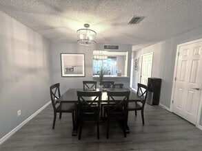 2241 Andover Cir in Palm Harbor, FL - Foto de edificio - Building Photo