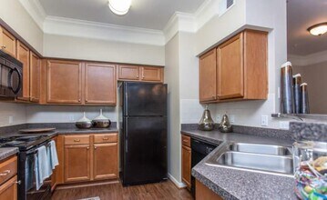 7800 N Sam Houston Pkwy E in Humble, TX - Building Photo - Building Photo