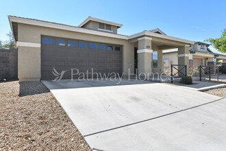 207 W Latona Rd in Phoenix, AZ - Foto de edificio - Building Photo