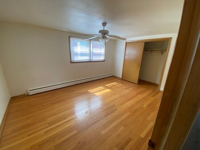 2826 N Newcastle Ave, Unit 2 in Chicago, IL - Foto de edificio - Building Photo