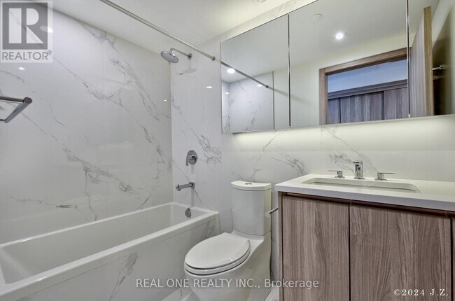27-927 McMahon Dr in Toronto, ON - Building Photo - Building Photo