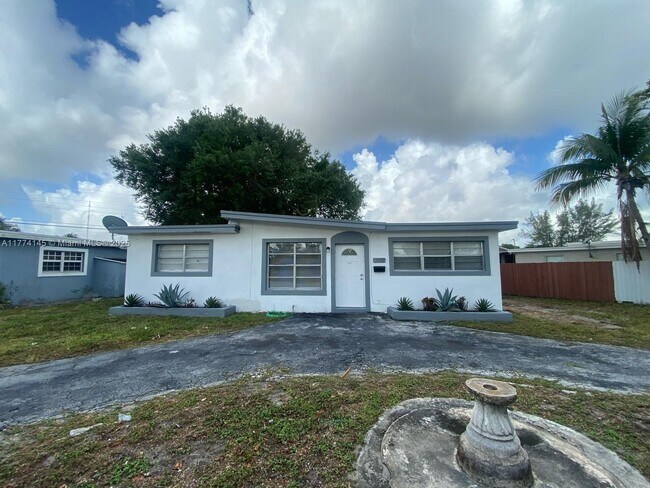 2900 SW 56th Ave in West Park, FL - Building Photo - Building Photo