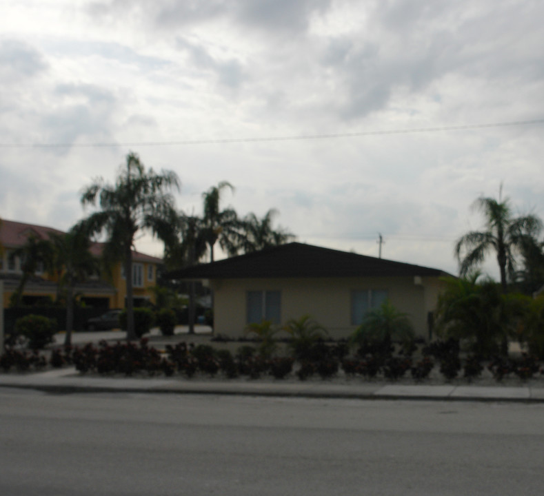 Van Buren Apartments in Hollywood, FL - Foto de edificio