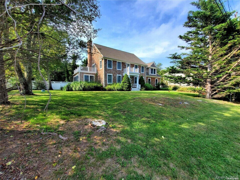 1000 Rambler Rd in Southold, NY - Building Photo
