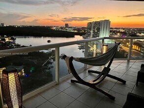 16500 Collins Ave in Sunny Isles Beach, FL - Foto de edificio - Building Photo