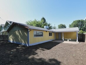 15190 Highlands Harbor Dr in Clearlake, CA - Building Photo - Building Photo