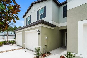 2133 Great Sapphire Ln in Lutz, FL - Building Photo - Building Photo
