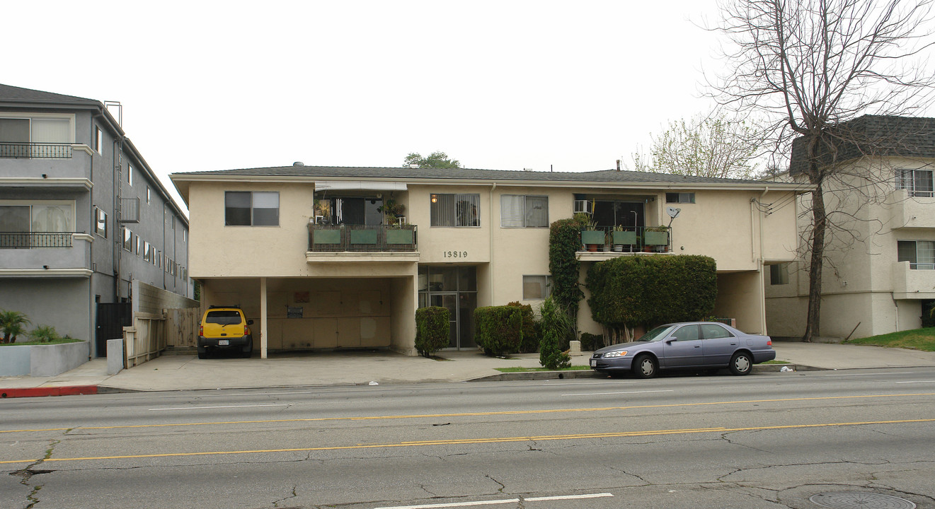 13819 Sherman Way in Van Nuys, CA - Building Photo