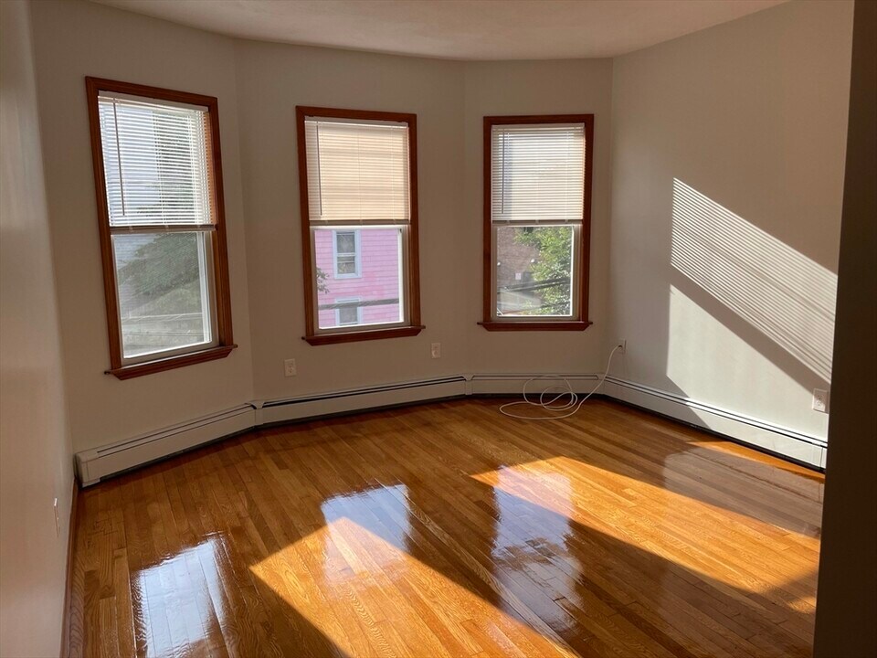 472 Windsor St in Cambridge, MA - Building Photo