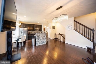 25239 Laureldale Ter in Chantilly, VA - Building Photo - Building Photo