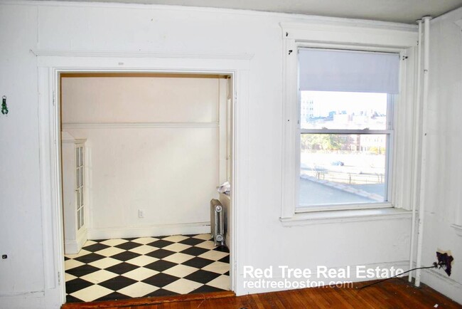 1160 Boylston St, Unit 3 in Boston College, MA - Building Photo - Building Photo