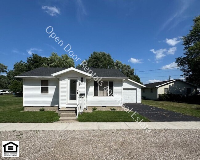 211 James St in Butler, IN - Foto de edificio - Building Photo