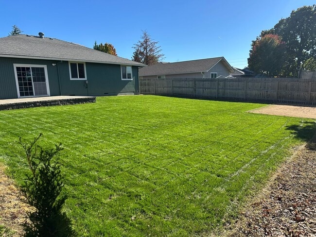 3061 Bron Cir in Medford, OR - Building Photo - Building Photo