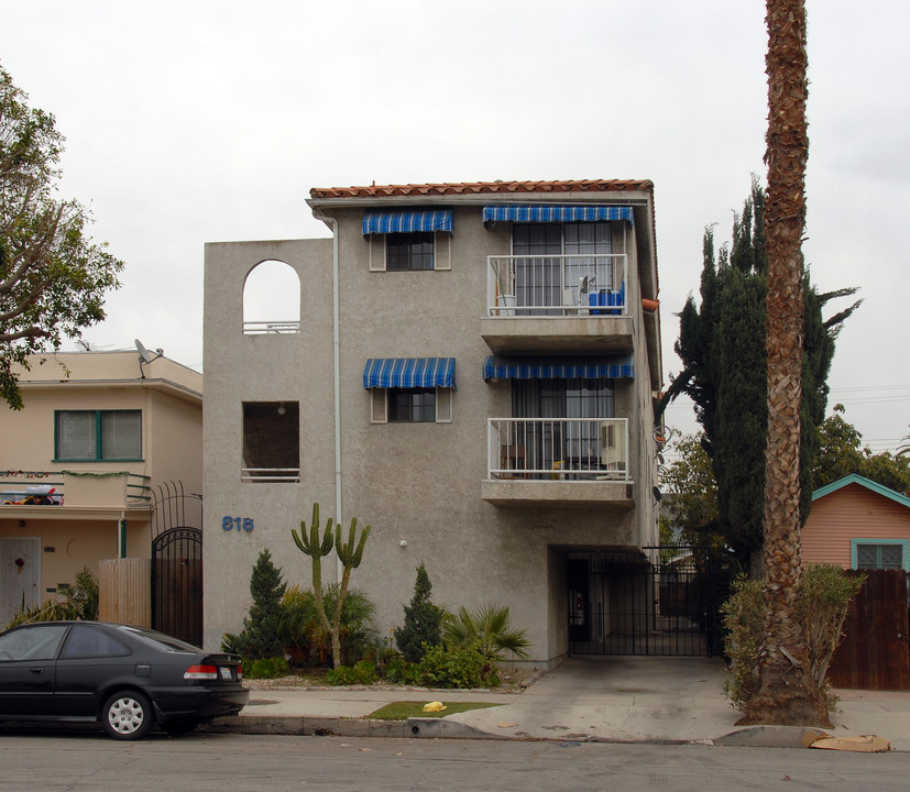 818 Elm Ave in Long Beach, CA - Foto de edificio