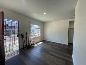 2033 E 4th St, Unit 2 in Long Beach, CA - Building Photo - Building Photo