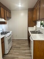 18650 Hatteras St in Tarzana, CA - Building Photo