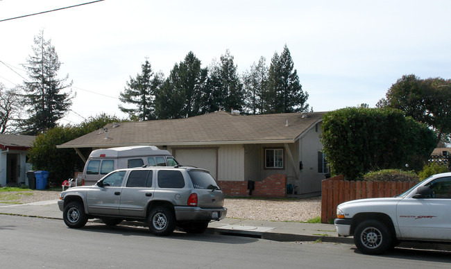 1519 Beachwood Dr in Santa Rosa, CA - Foto de edificio - Building Photo