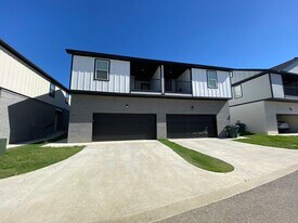 877 S Rupple Rd in Fayetteville, AR - Building Photo