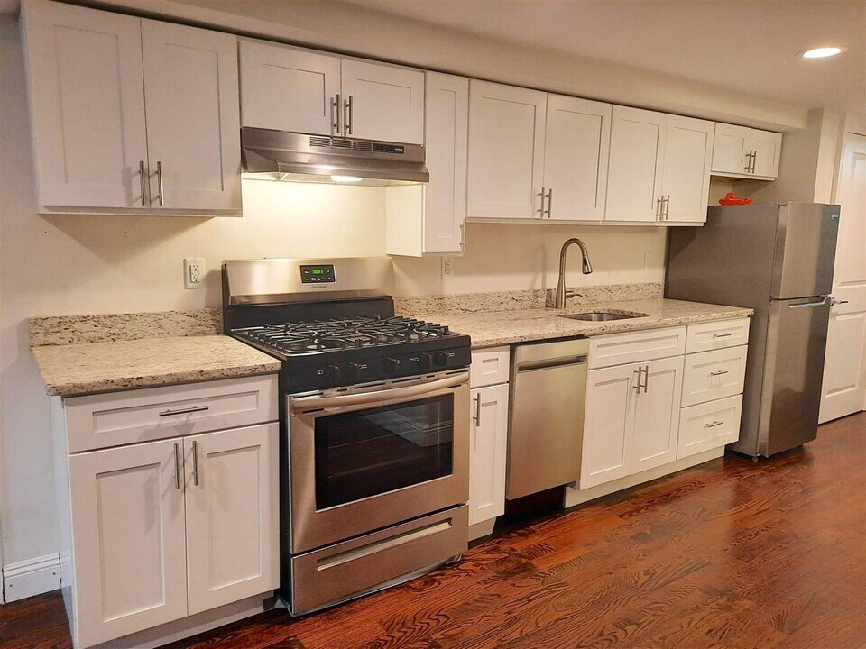 158 6th St-Unit -Garden in Hoboken, NJ - Building Photo