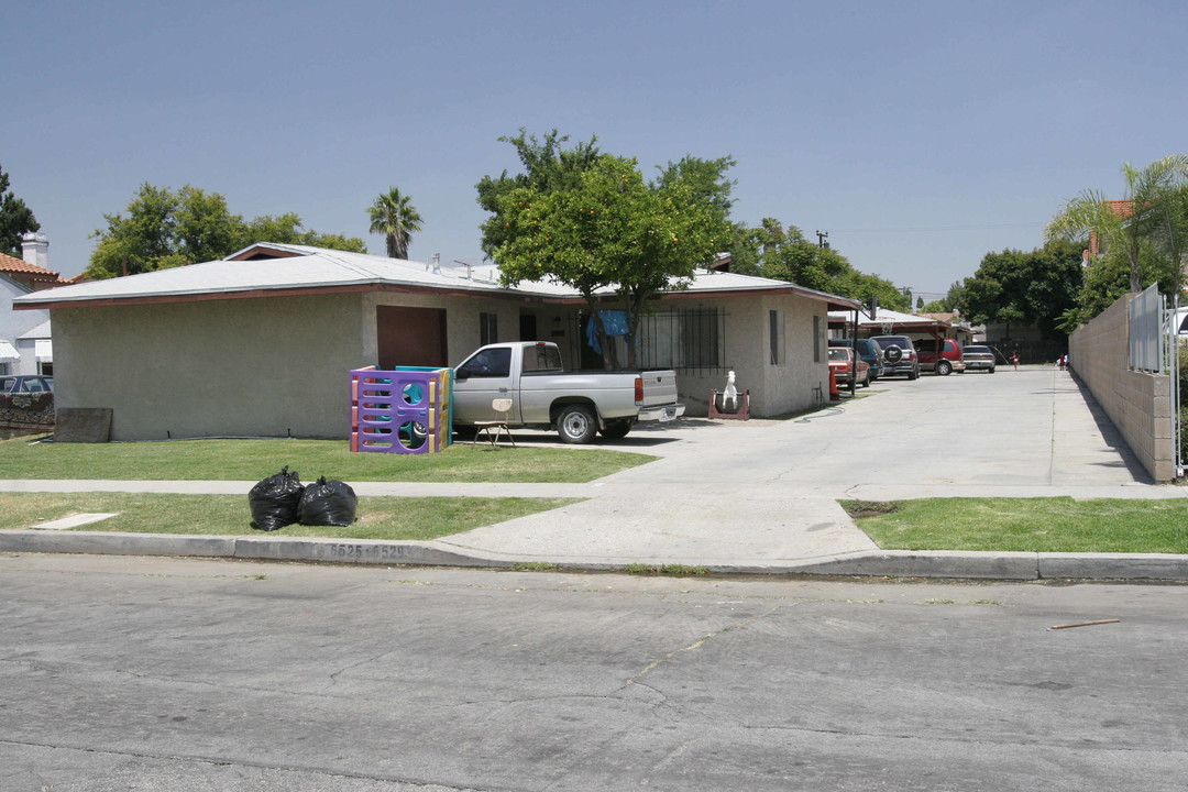 6525 72nd St in Paramount, CA - Foto de edificio