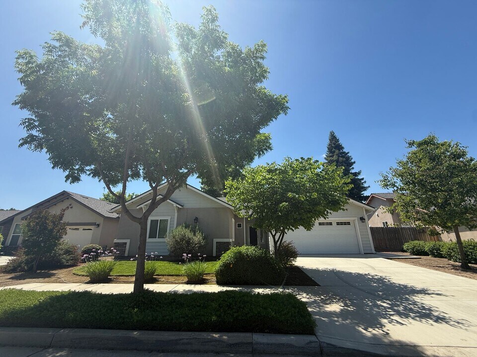 2123 S Columbus Ct in Visalia, CA - Building Photo