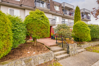 4424 Pender St in Burnaby, BC - Building Photo - Building Photo