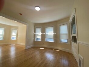 65 Wareham St, Unit 1 in Medford, MA - Foto de edificio - Building Photo