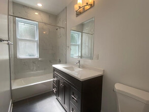 1053 W Columbia Ave in Chicago, IL - Building Photo - Building Photo