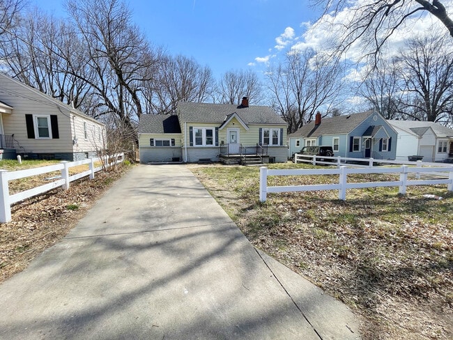 1345 S Liberty St in Independence, MO - Foto de edificio - Building Photo
