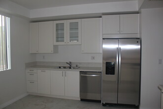 11558 Rochester Ave, Unit 102 in Los Angeles, CA - Building Photo - Building Photo