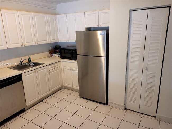 5100 SW 41st St, Unit 114 in Hollywood, FL - Foto de edificio - Building Photo