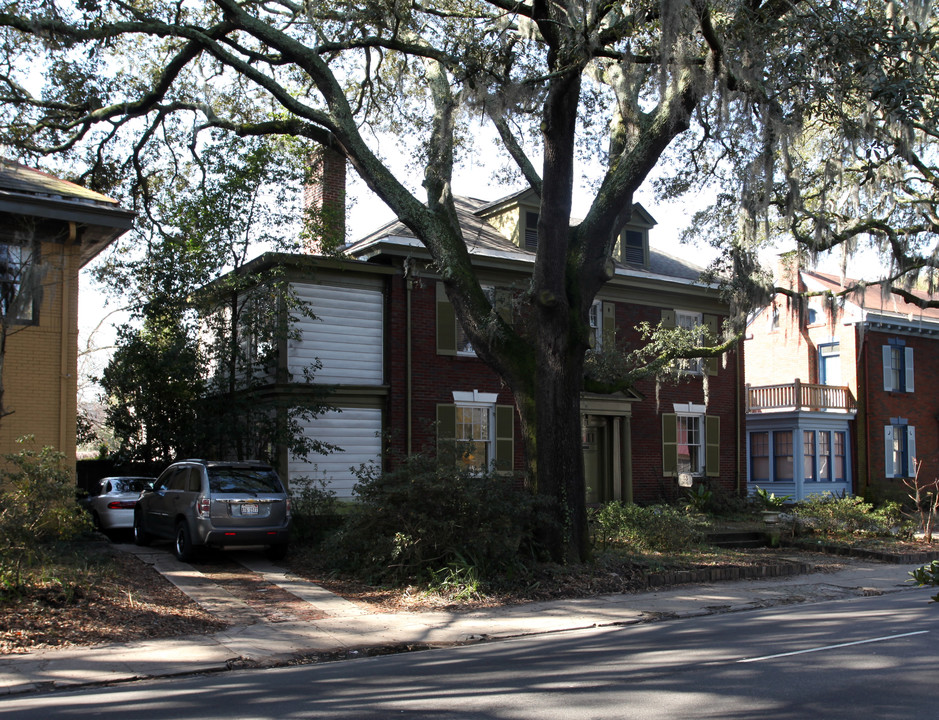 27 E Victory Dr in Savannah, GA - Building Photo